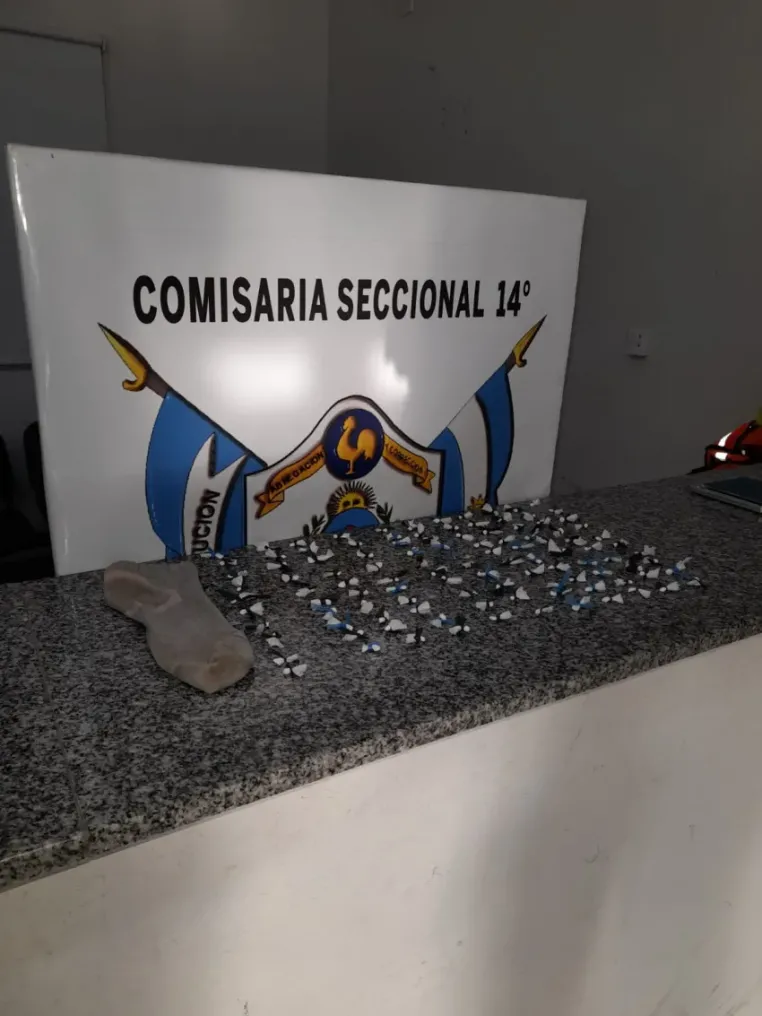 CORRIENTES: UN SERENO HALLÓ VARIAS BOCHITAS DE COCAÍNA DENTRO DE UNA MEDIA