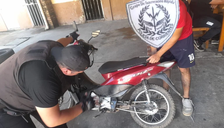 TRAS UNA PERSECUCIÓN RECUPERARON UNA MOTOCICLETA DENUNCIADA COMO ROBADA