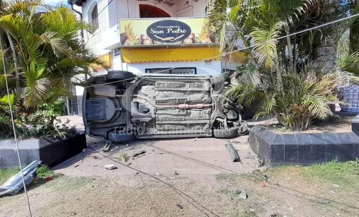 AUTOMOVILISTA COLISIONÓ Y TERMINÓ FRENTE A UNA PANADERÍA DE ESQUINA