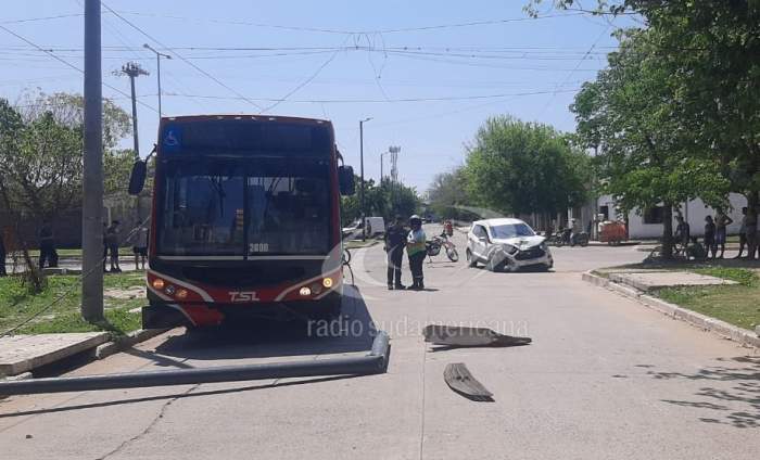 CORRIENTES: COLECTIVO CHOCÓ CONTRA UN AUTO Y TIRÓ UN POSTE DE LUZ