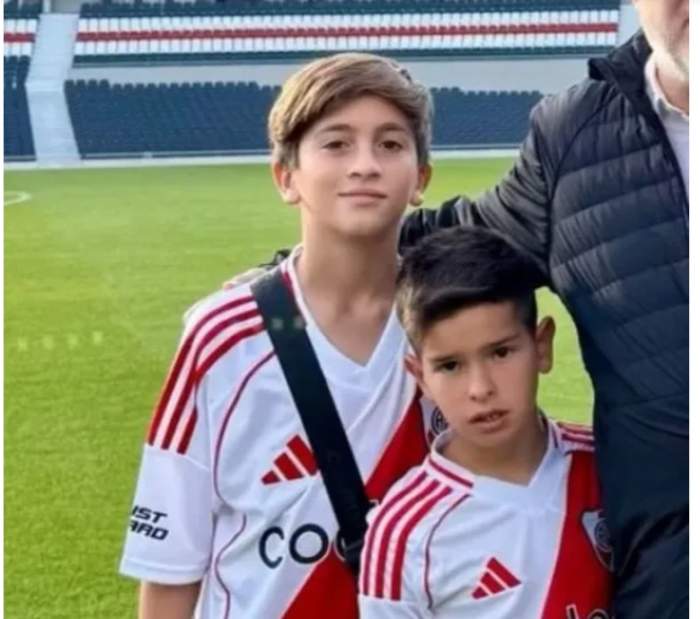 TRAS VISITAR LA BOMBONERA, THIAGO MESSI POSÓ CON LA CAMISETA DE RIVER