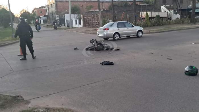 MOTOCICLISTAS A TODA VELOCIDAD CHOCARON CON UNA CAMIONETA