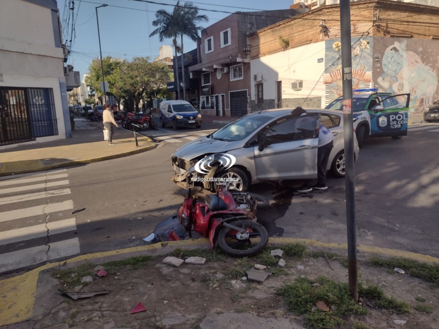 IMPACTANTE CHOQUE ENTRE AUTO Y MOTO EN PLENO CENTRO CAPITALINO